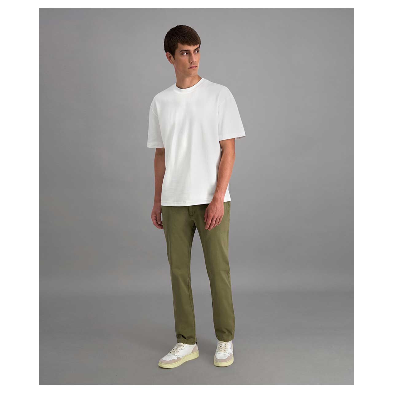 Stretch Chinohose Enrico in Dunkelblau von Pioneer, Ganzkörperansicht am Model