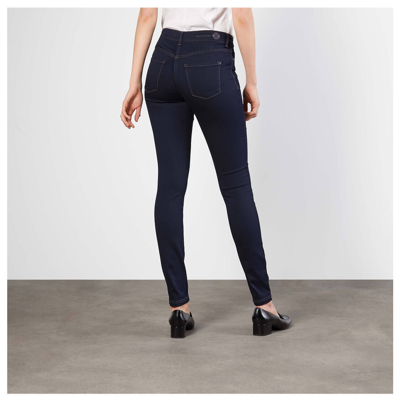 mac-dream-skinny-jeans-dark-d801-model-hinten Damenjeans Dream Skinny von MAC in Tiefdunkelblau, Rückansicht