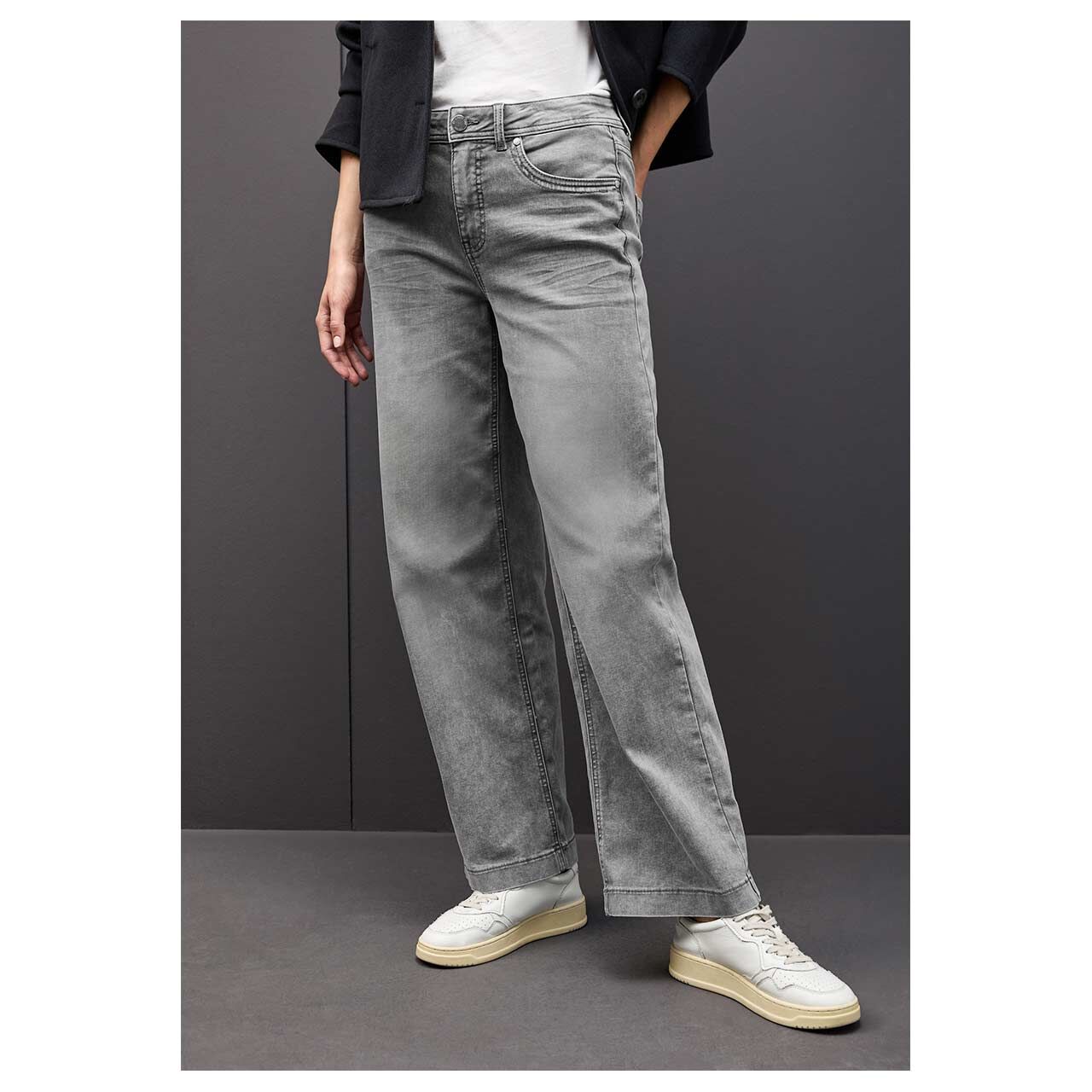 Damenjeans Wide Leg von Street One in Hellgrau verwaschen, Vorderansicht am Model