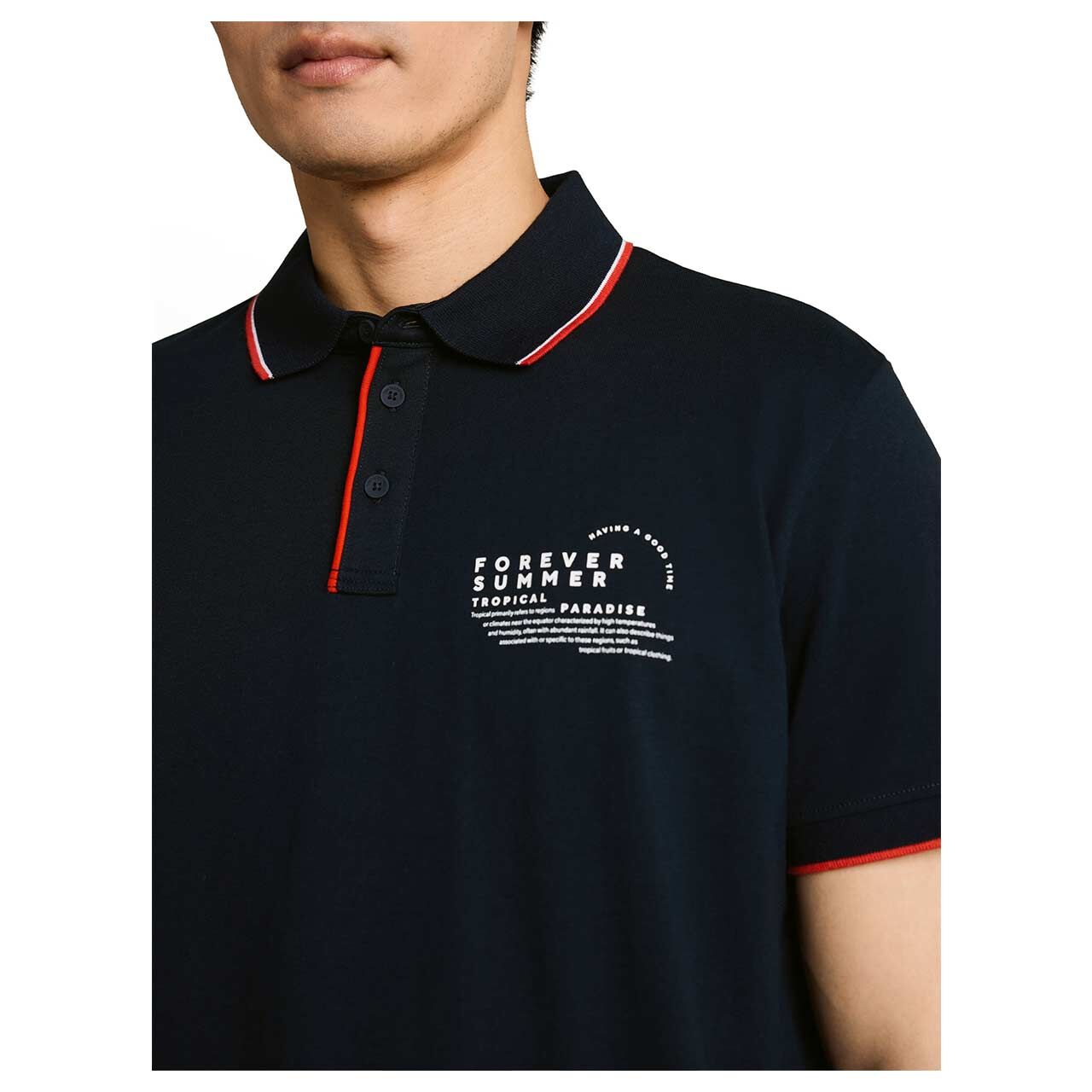 Herren Poloshirt von Tom Tailor in Dunkelblau mit Print, detaillierte Vorderansicht am Model