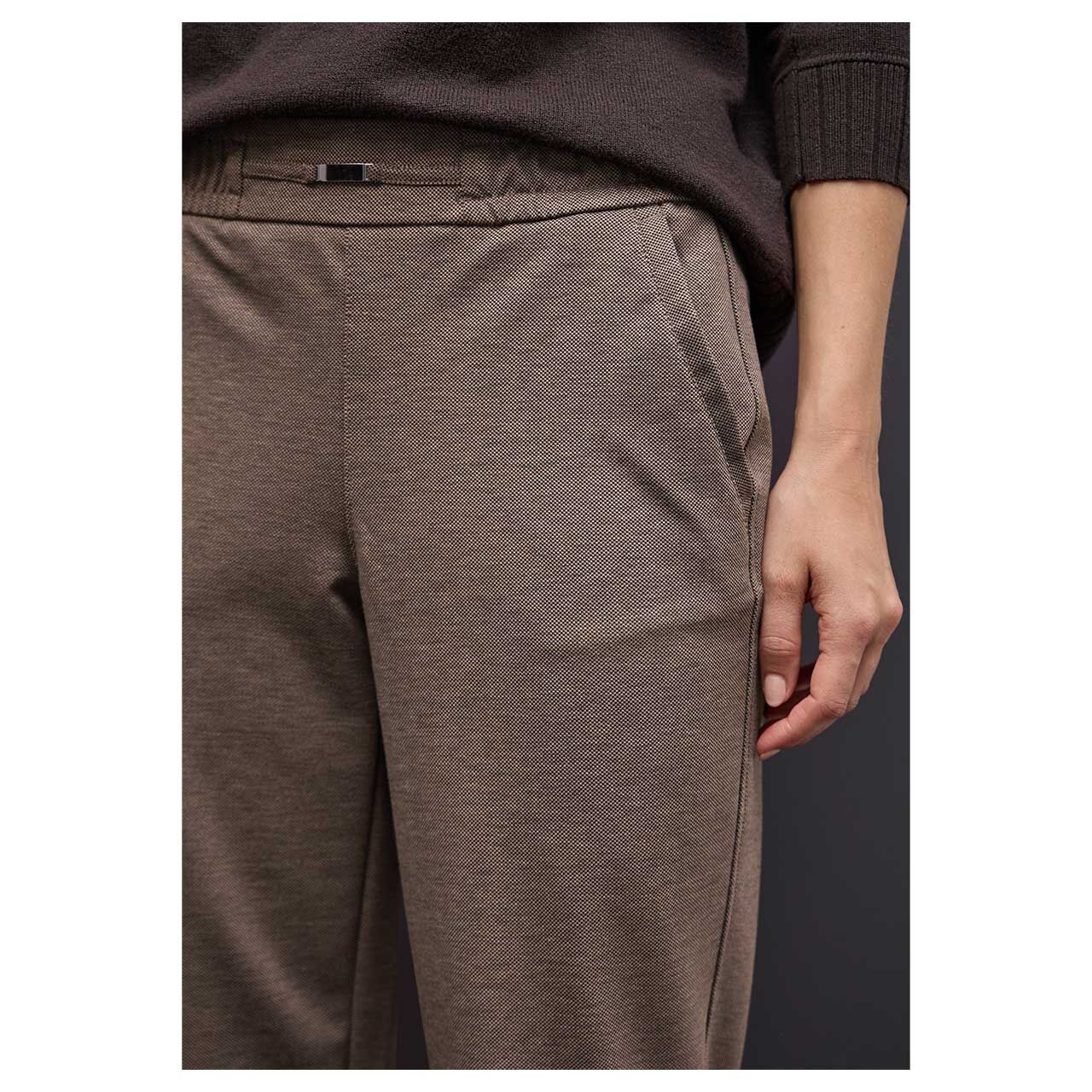 Damen Ankle Hose Bonny Buckle von Street One in Braun meliert, detaillierte Vorderansicht am Model