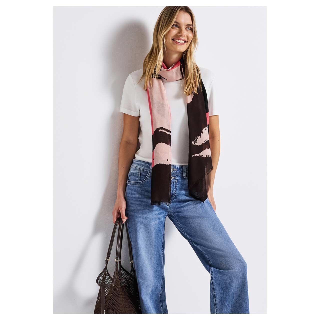 Damen Tuch Printed Modal von Street One in Pink mit Print, Getragen am Model