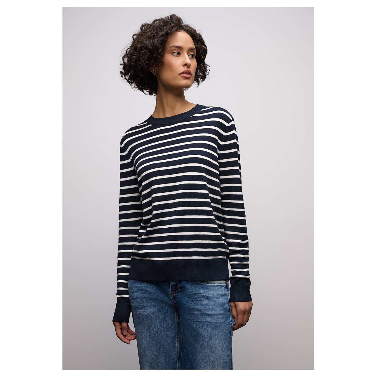 Damen Pullover Basic Sweater Stripes von Street One in Dunkelblau gestreift, Vorderansicht am Model