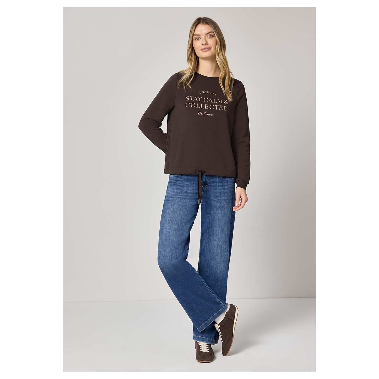 Damen Sweatshirt Crewneck Artwork von Street One in Dunkelbraun mit Print, Ganzkörperansicht am Model