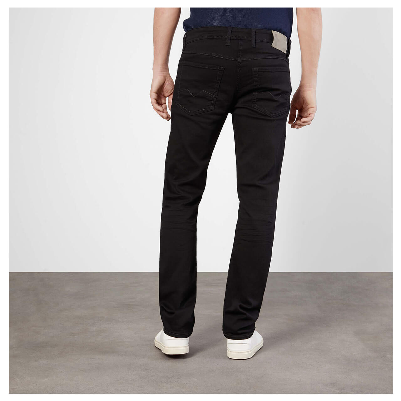 mac-jogn-jeans-black-modelhinten Stretch Herrenjeans Jogn Jeans von MAC in Schwarz, Rückansicht