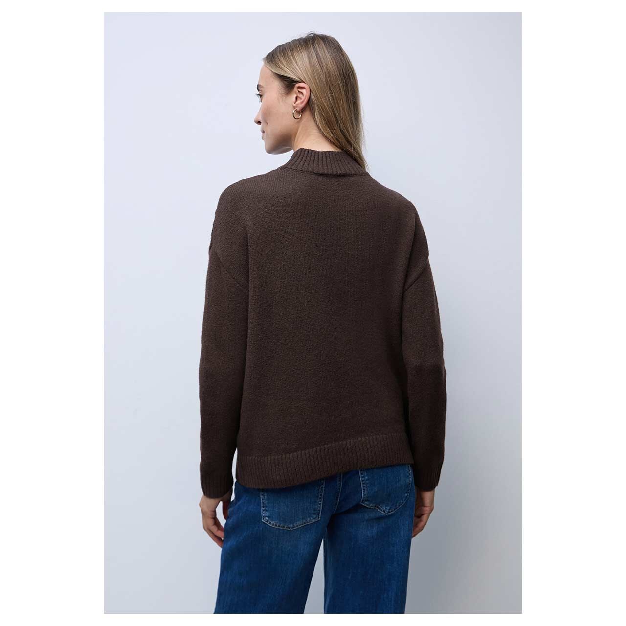 Damen Pullover Turtle Neck Cable von Street One in Dunkelbraun, Rückansicht am Model