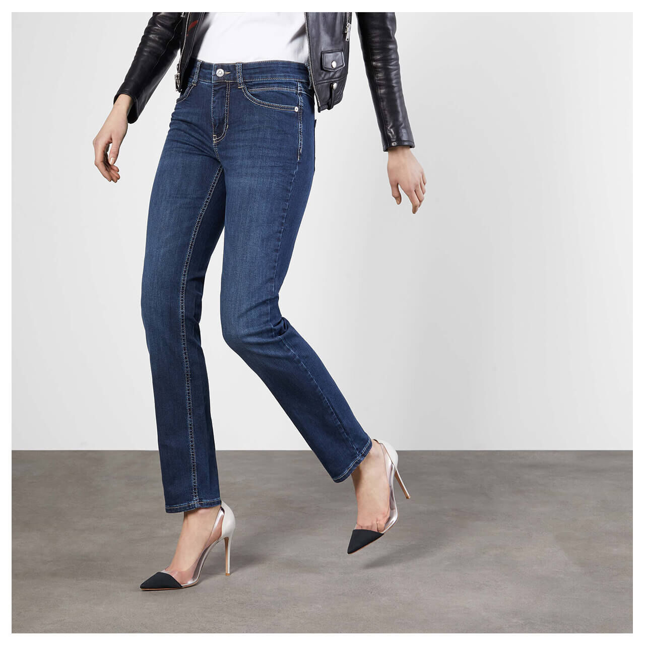 mac-angela-jeans-dark-blue-used-buffy-d845-model-vorne Damenjeans Angela von MAC in Dunkelblau verwaschen, Vorderansicht am Modell