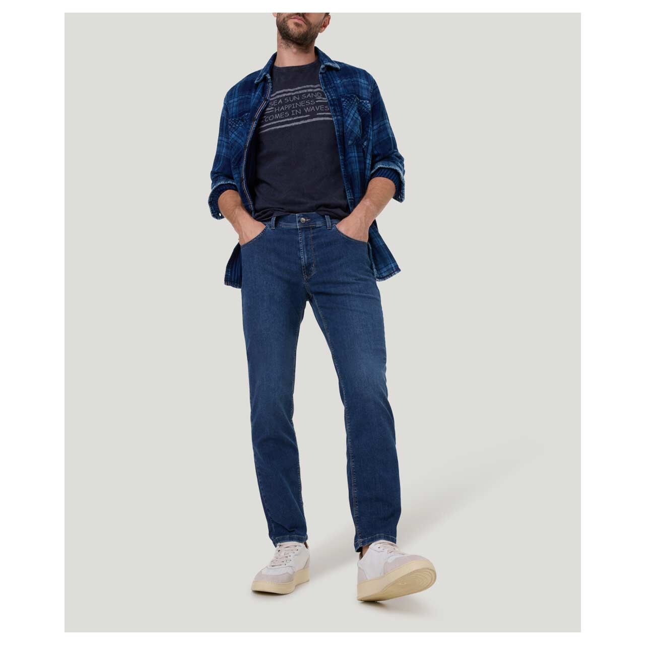 Stretch Herrenjeans Rando Megaflex in Blau angewaschen von Pioneer, Ganzkörperansicht