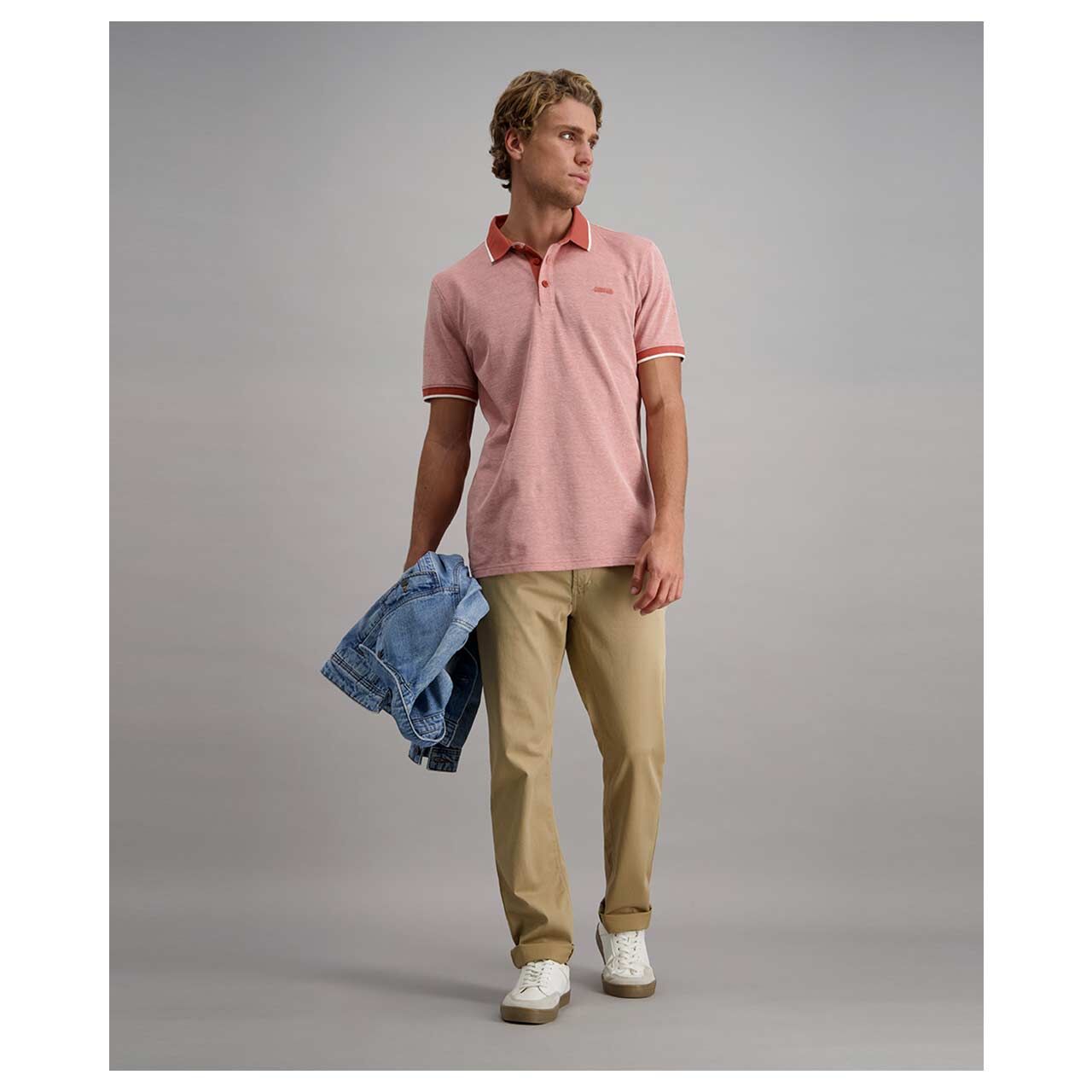 Stretch Herren Baumwollhose Rando Megaflex in Hellbraun von Pioneer, Vorderansicht am Model