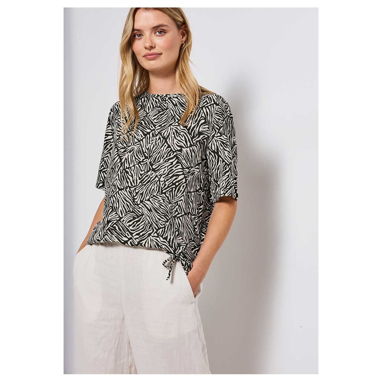 Damen T-Shirt Printed Mat-Mix von Street One in Dunkelgrün mit Print, Detailansicht Oberkörper getragen