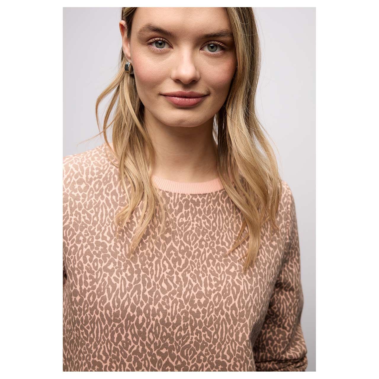 Damen Sweatshirt Crewneck Leo Print von Street One in Ornage-Rosa mit Print, detaillierte Vorderansicht am Model