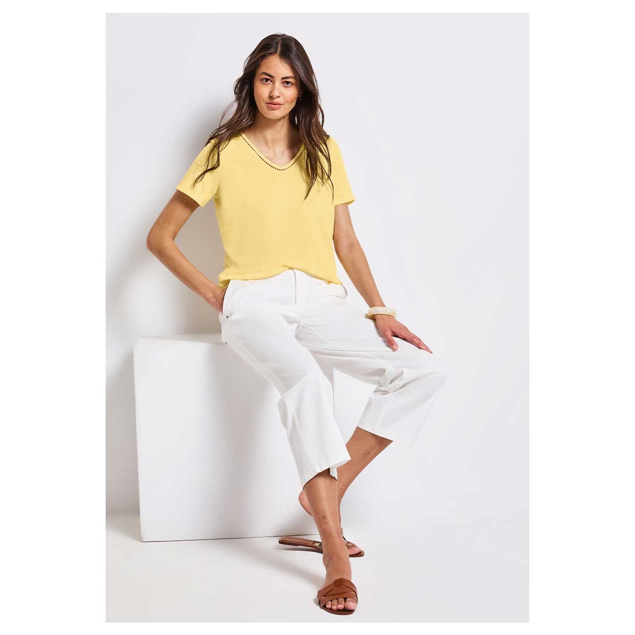 Damen T-Shirt Linen Look with Crochet von Street One in Gelb, Gesamtansicht getragen