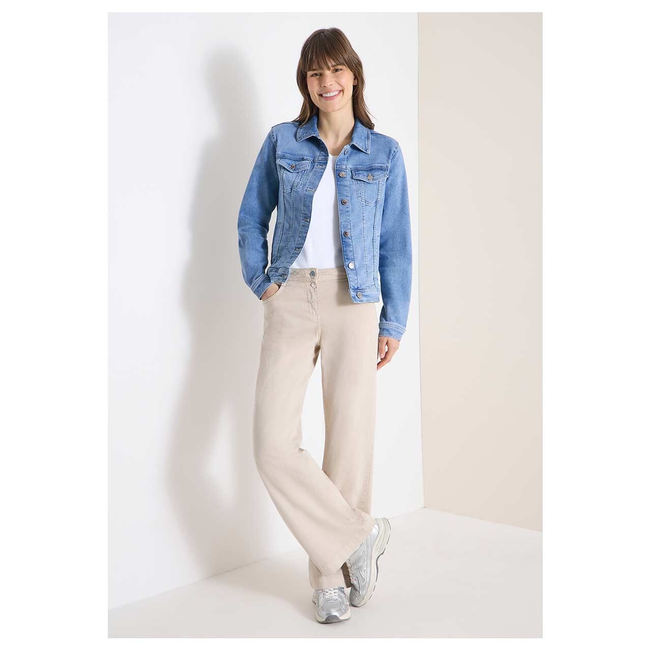 Damen Jeansjacke von Cecil in Hellblau verwaschen, Ganzkörperansicht