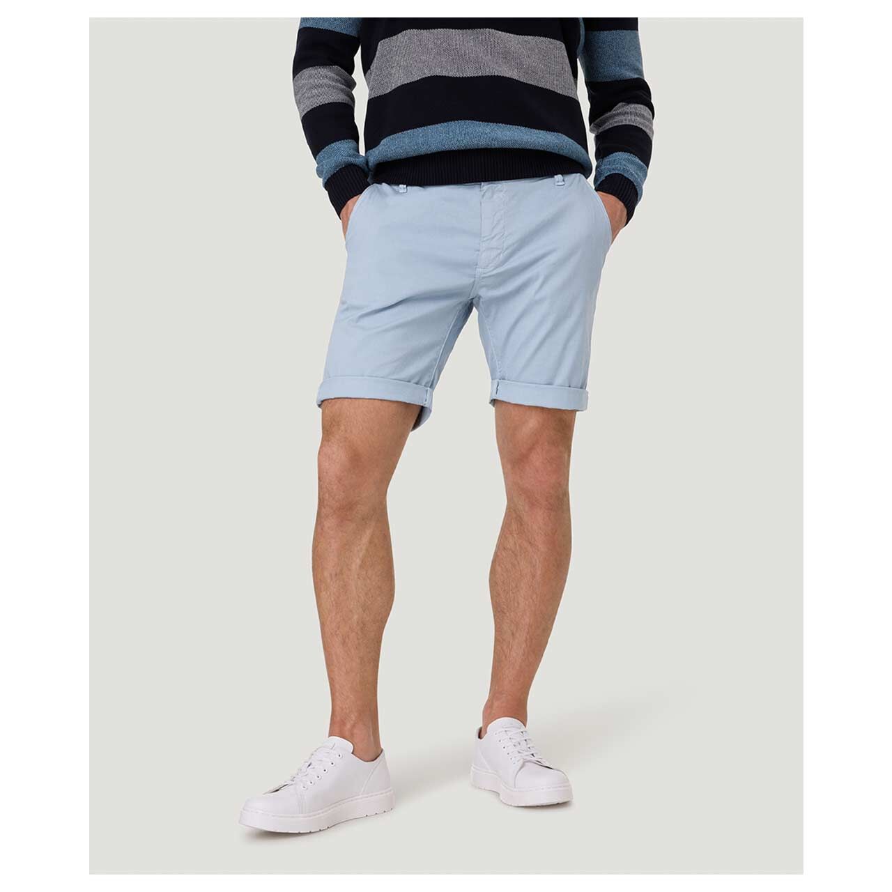 Stretch Herren Chino Baumwoll Bermuda Lenny in Hellblau von Pioneer, Vorderansicht mit Model