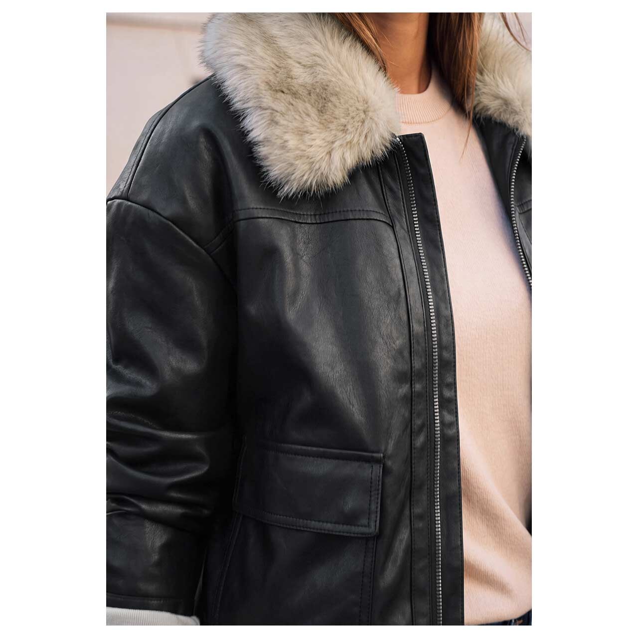 Damen Jacke Fake Leather von Street One Studio in Schwarz, Detailansicht Kragen vorne