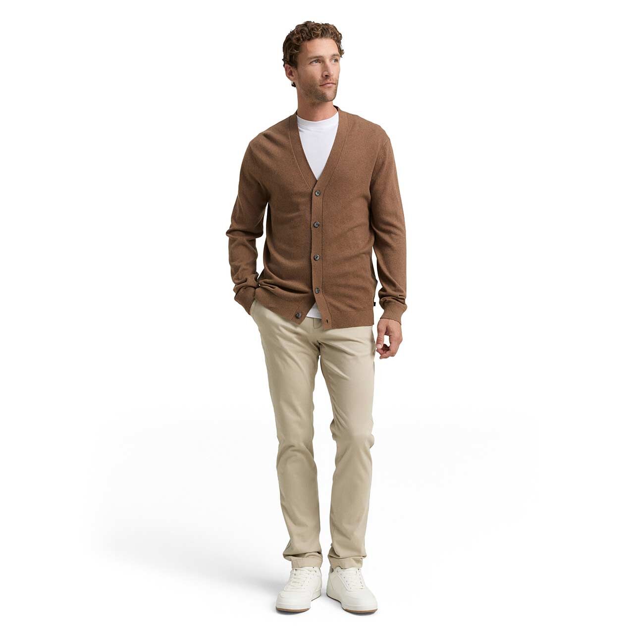 Herren Strickjacke Cashmere Cardigan von Tom Tailor in Braun meliert, Ganzkörperansicht am Model