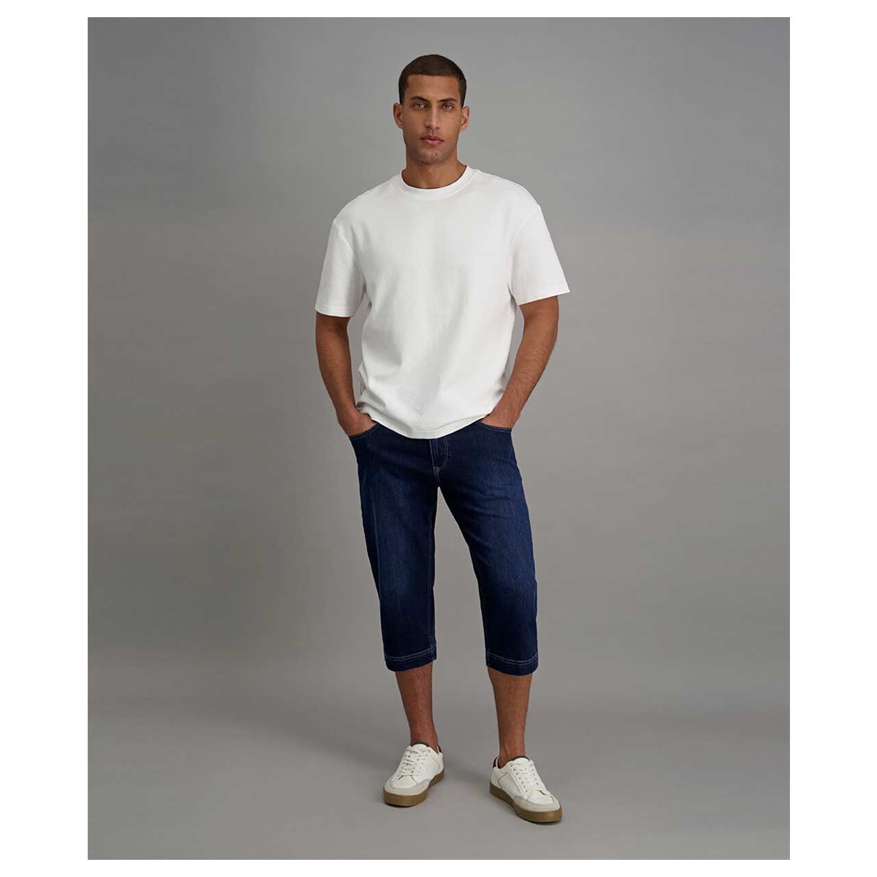 Herren 3/4 Jeans Bill Megaflex in Dunkelblau angewaschen, Ganzkörperansicht am Model