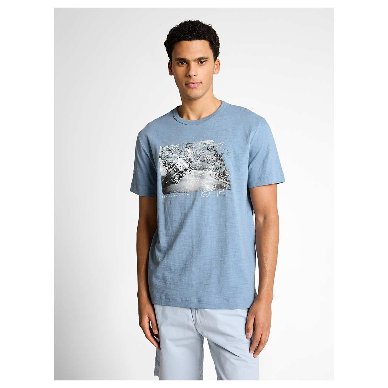 Herren T-Shirt von Tom Tailor in Blau mit Print, Vorderansicht am Model