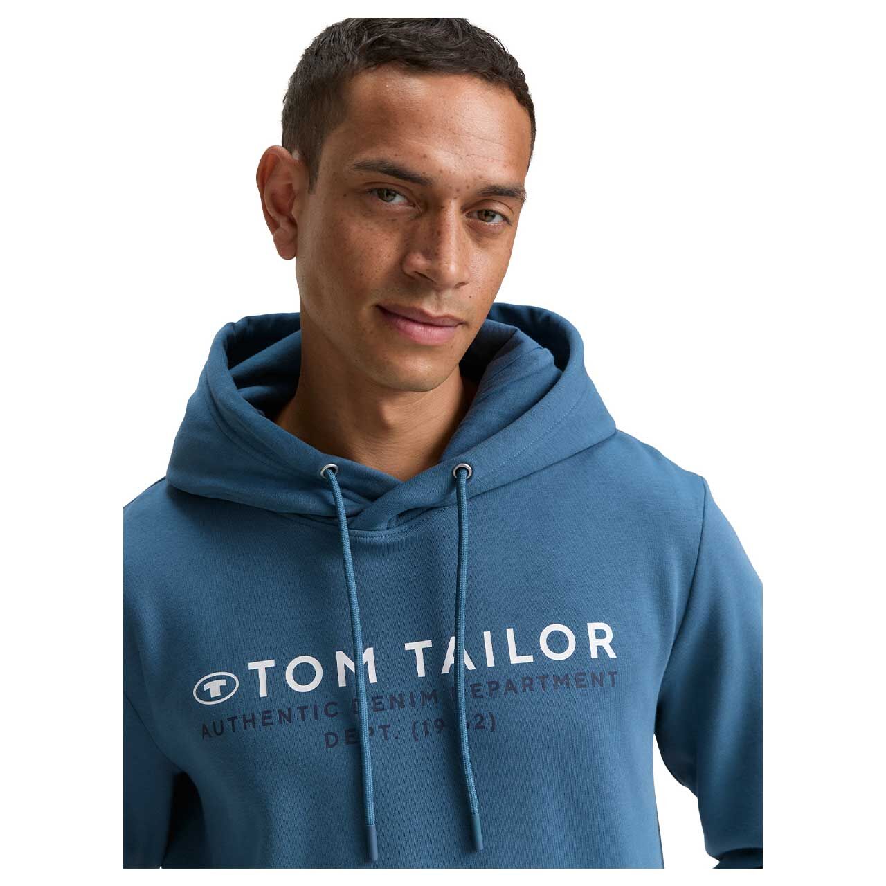 Herren Hoodie Sweatshirt von Tom Tailor in Blau mit Print, Detailansicht Oberkörper am Model