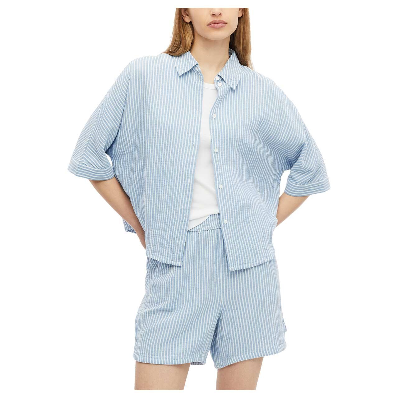Damen Kurzarm Bluse von s.Oliver in Hellblau gestreift, offene Vorderansicht am Model