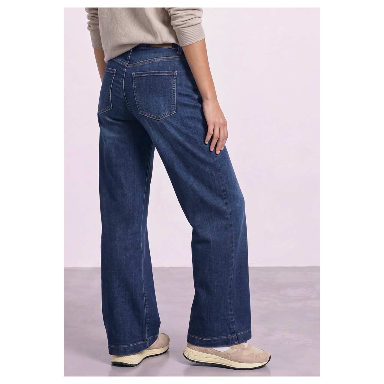Stretch Damenjeans Emee Wide Leg von Street One in Dunkelblau angewaschen, Rückansicht am Model