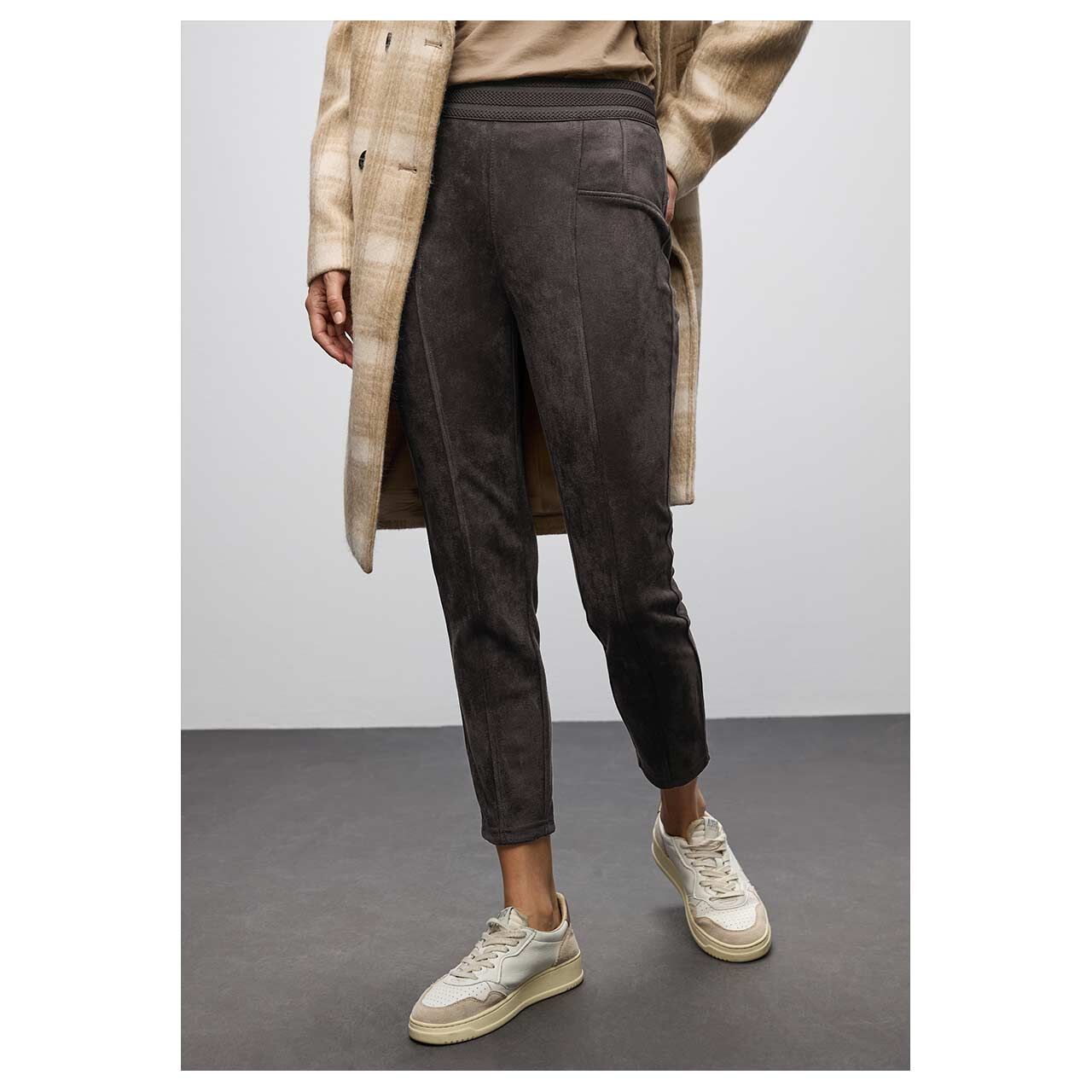 Damen Ankle Hose Hope Velours von Street One in Dunkelbraun, Vorderansicht am Model