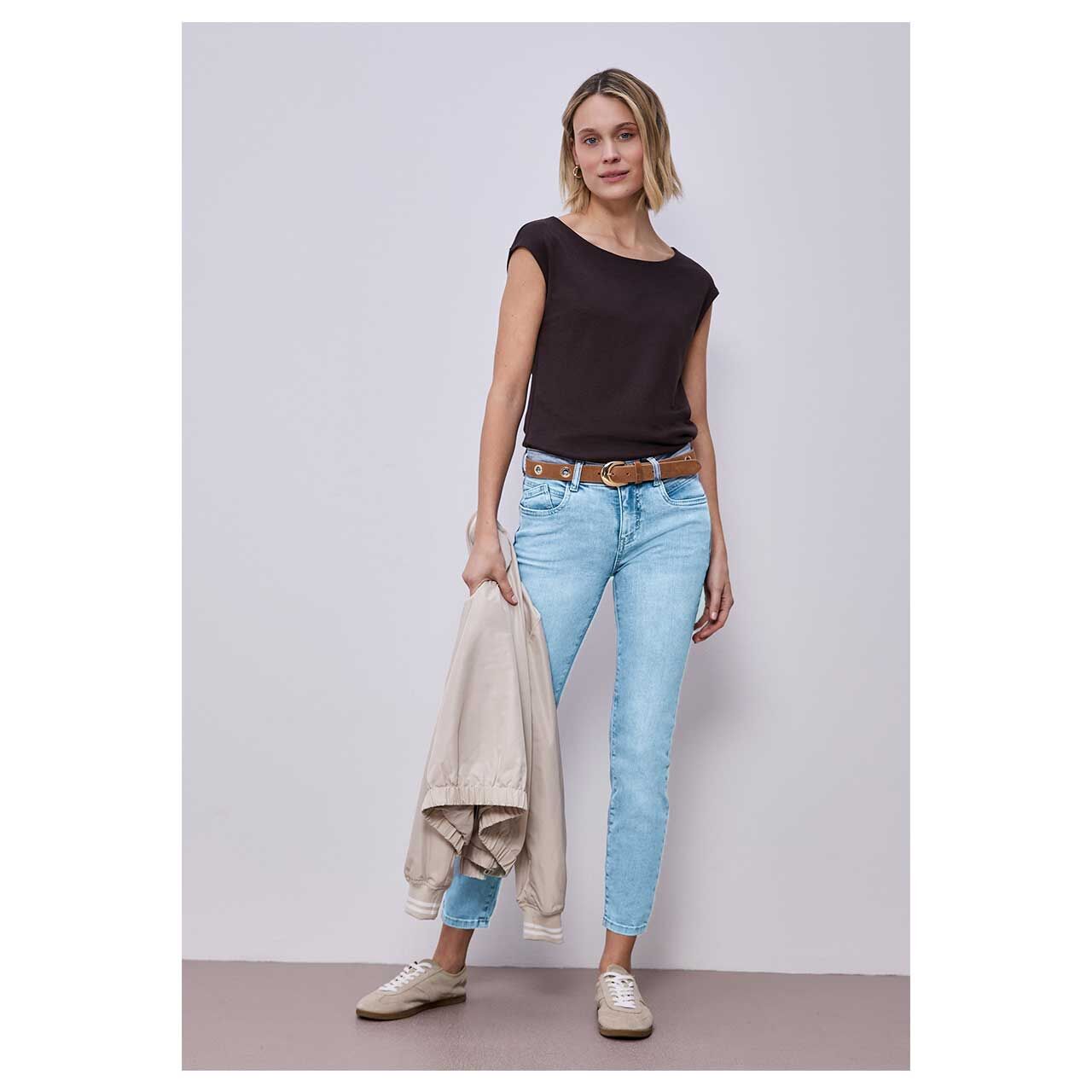 Damen Ankle Jeans York von Street One in Hellblau angewaschen, Ganzkörperansicht mit Jacke