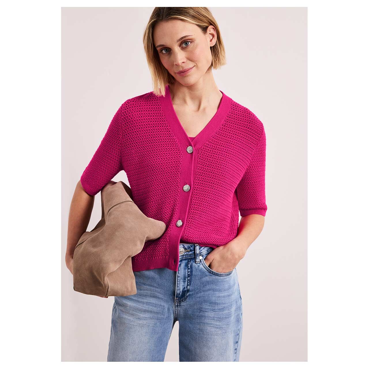 Damen Kurzarm Strickjacke V-Neck Cardigan von Street One in Pink, detaillierte Vorderansicht am Model