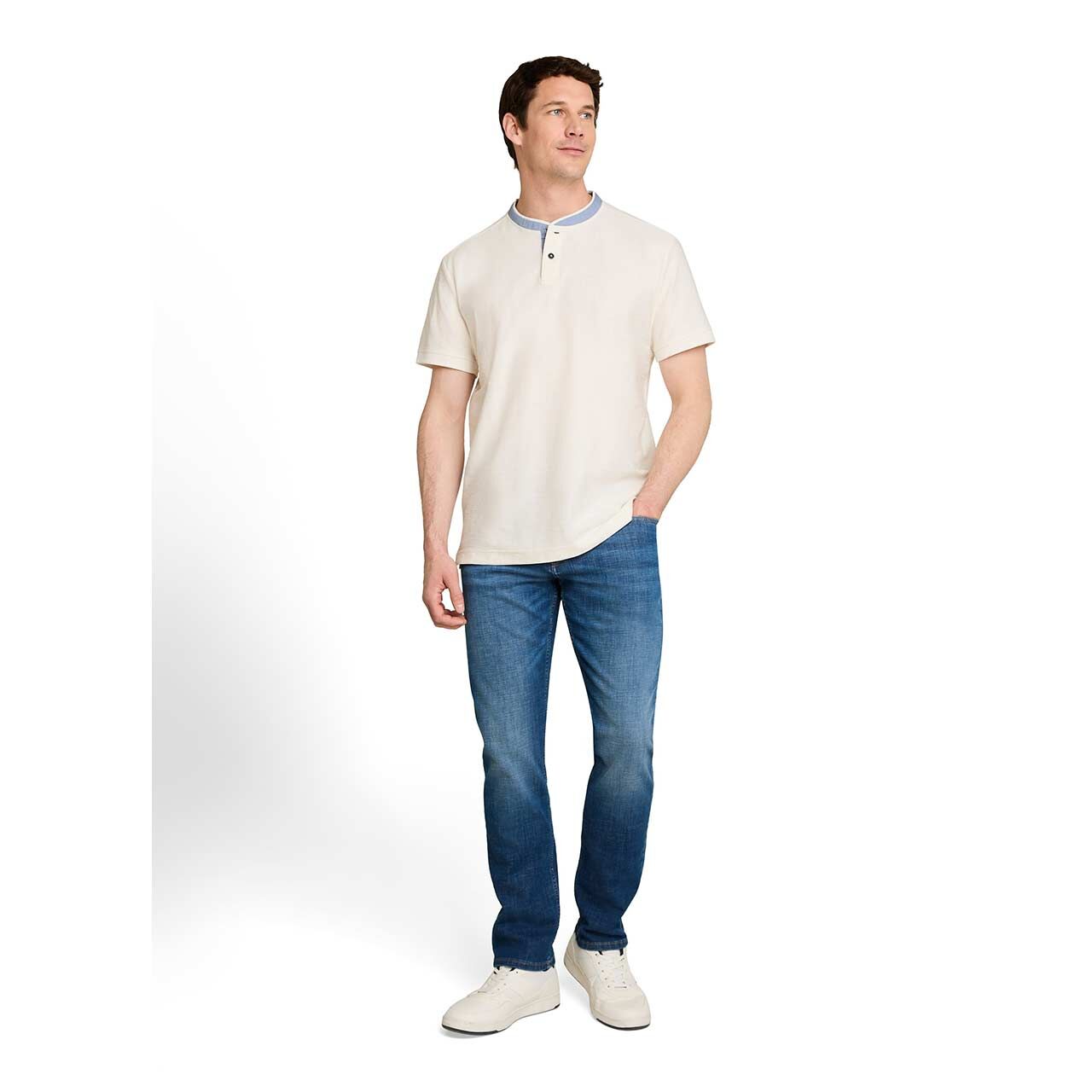 Herren T-Shirt Henley von Tom Tailor in Cremeweiß, Ganzkörperansicht am Model