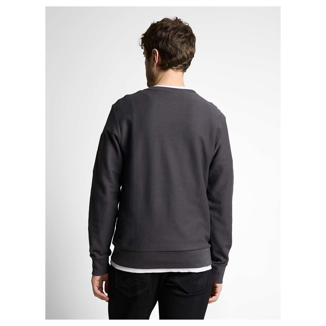 Herren Sweatshirt Structured Crewneck von Tom Tailor in Dunkelgrau, Rückansicht am Model
