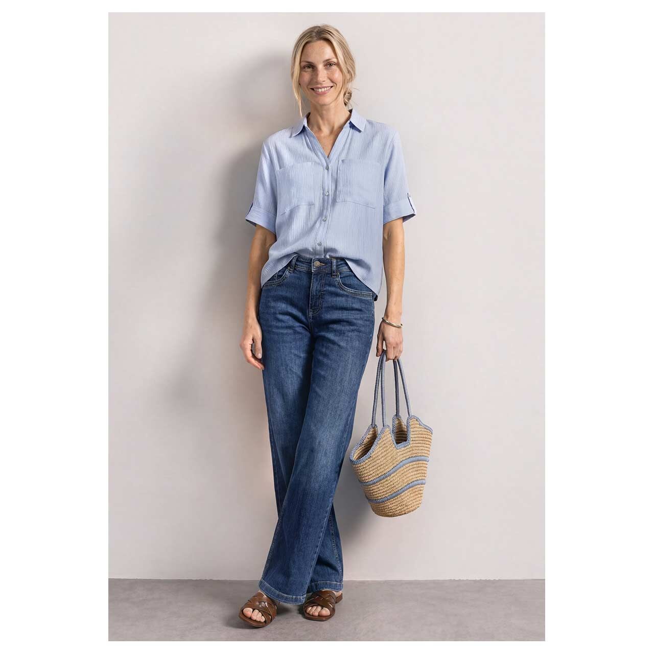 Damen Kurzarm Bluse Buttoned Shirtcollar von Street One in Hellblau, Ganzkörperansicht am Model