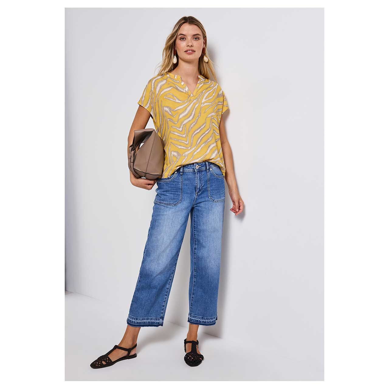 Damen Kurzarm Bluse Splitneck von Street One in Gelb mit Print, Gesamtansicht getragen