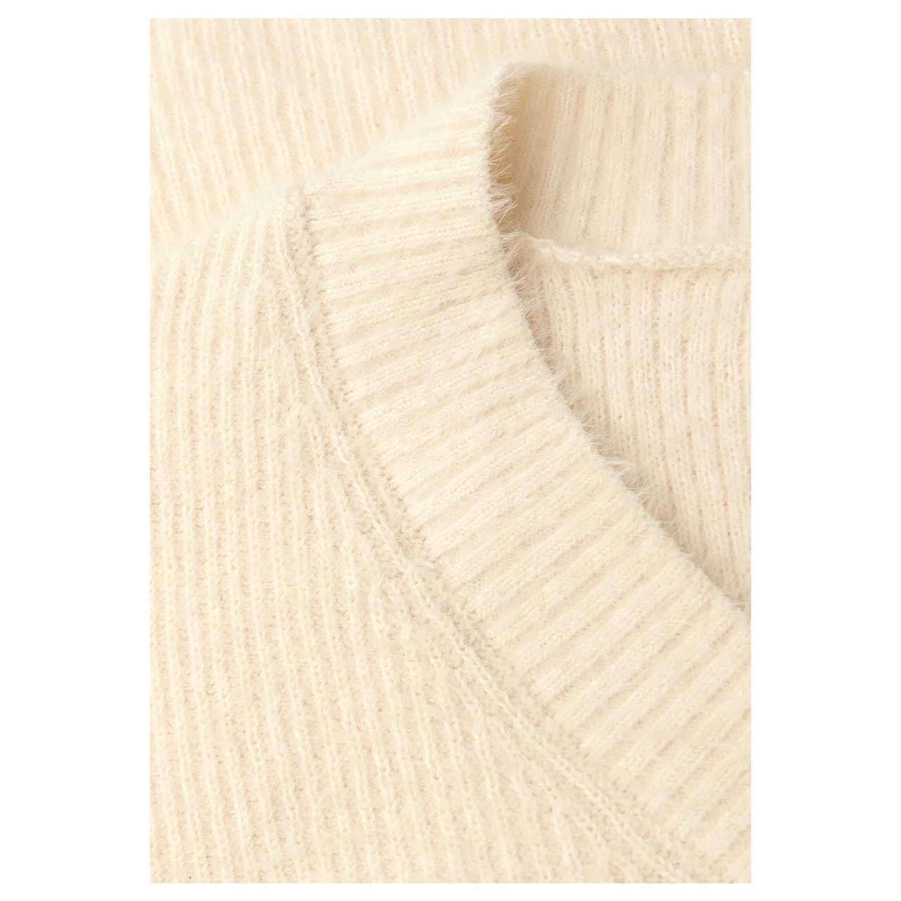 Damen Pullover Fluffy V-Neck von Street One in Hellbeige, detaillierte Vorderansicht am Model