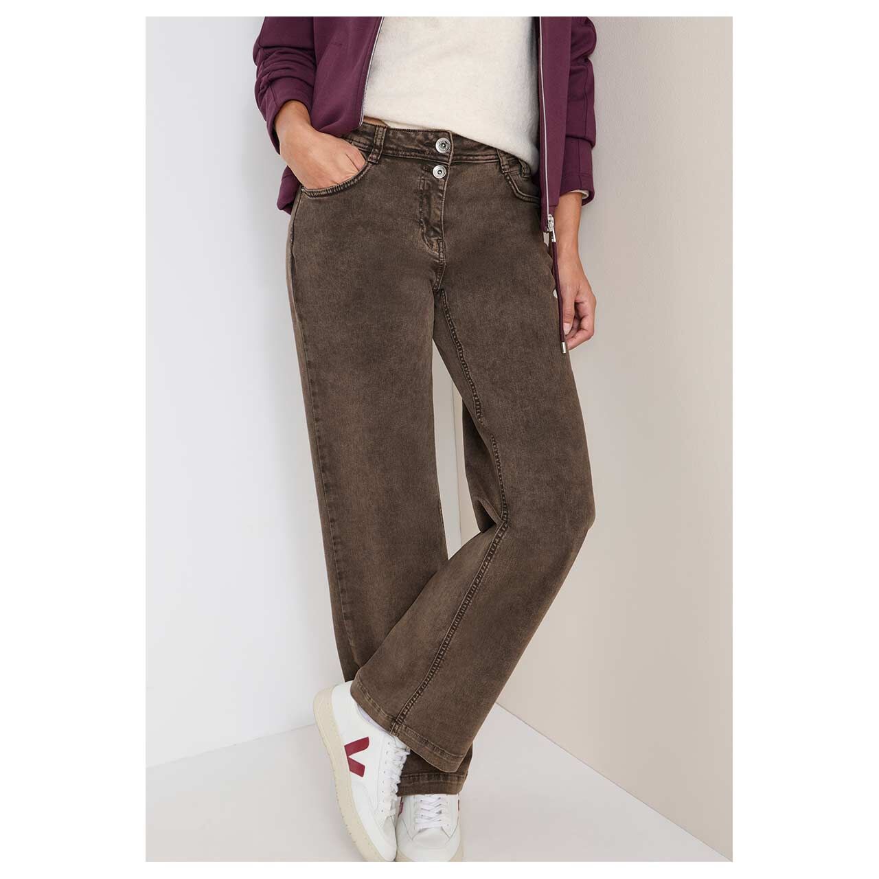 Damenjeans Neele Color von Cecil in Braun angewaschen, Vorderansicht am Model