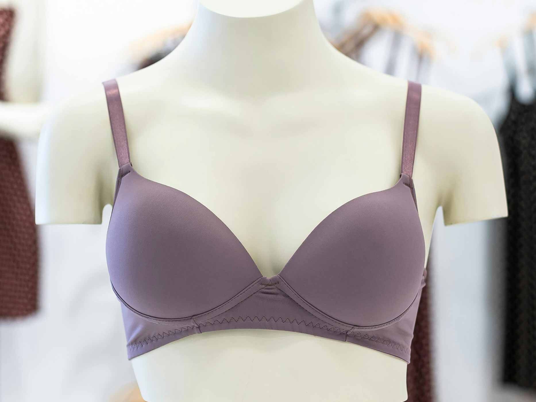 Eine weiße Schaufensterpuppe trägt einen fliederfarbenen BH