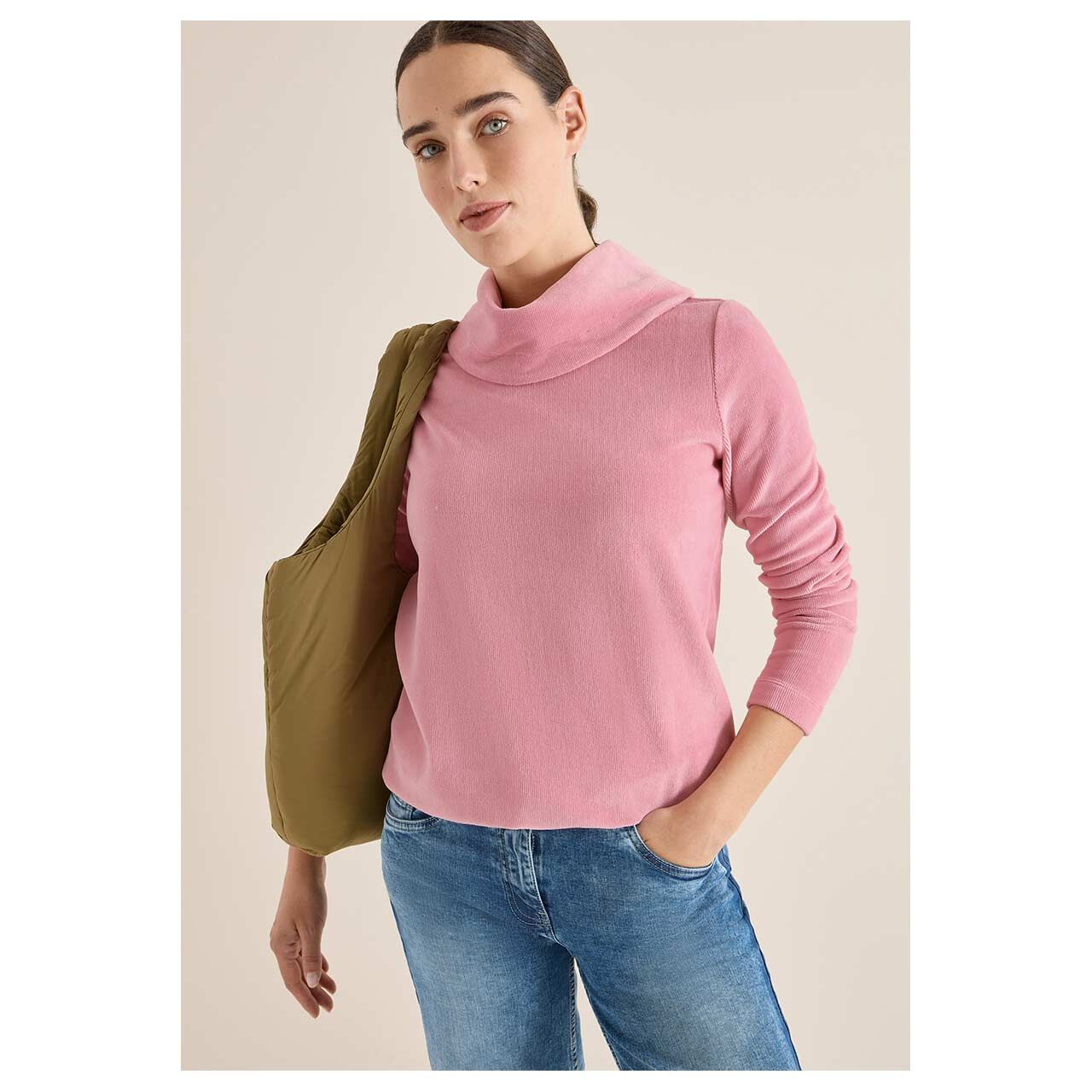Damen Cord Pullover Big Collar von Cecil in Rosa, detaillierte Vorderansicht am Model