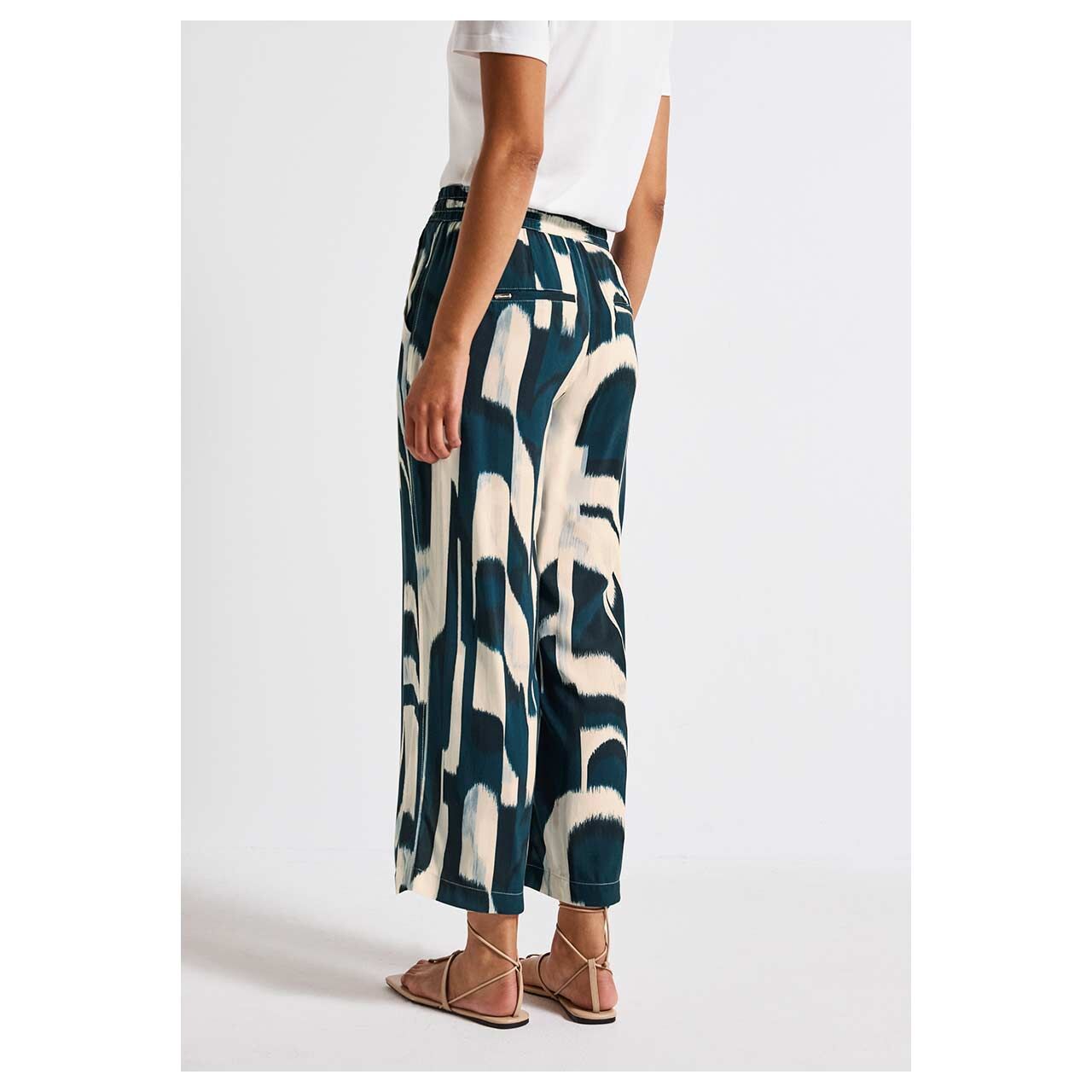 Damen 7/8 Hose Emee Wide Leg von Street One in Petrol mit Print, Rückansicht am Modell
