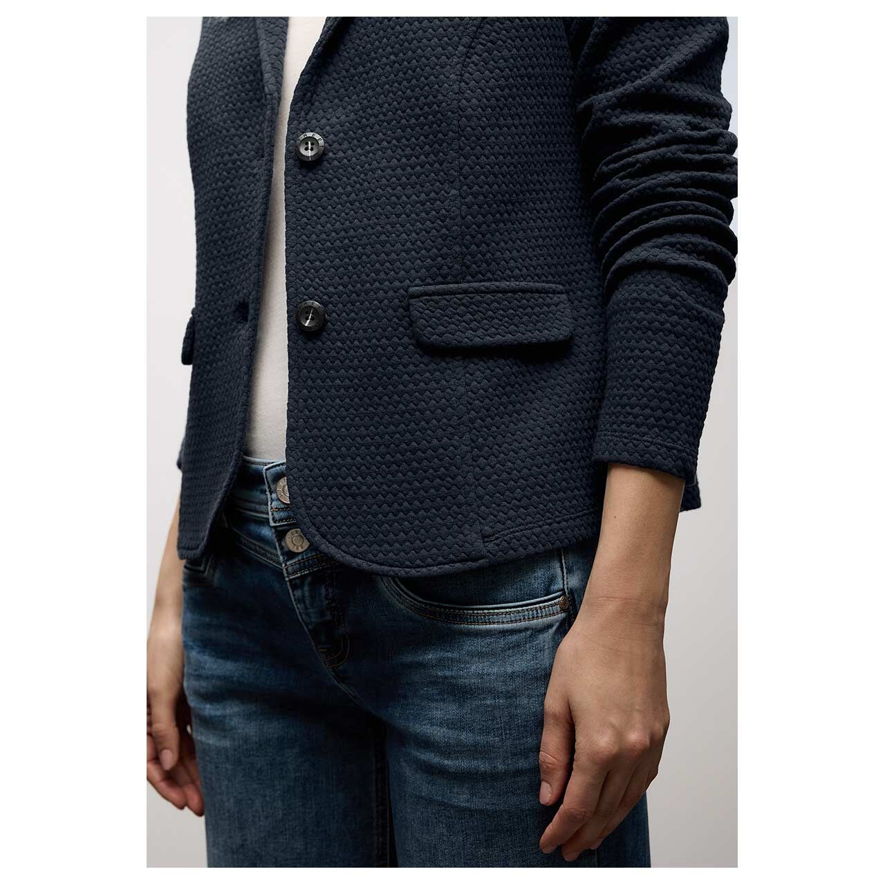 Damen Blazer Basic Structure von Street One in Dunkelblau, detaillierte Vorderansicht am Model
