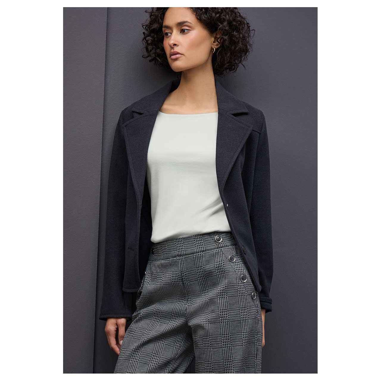 Damen Langarm Shirt Lanea von Street One in Hellgrau, Detailansicht am Model