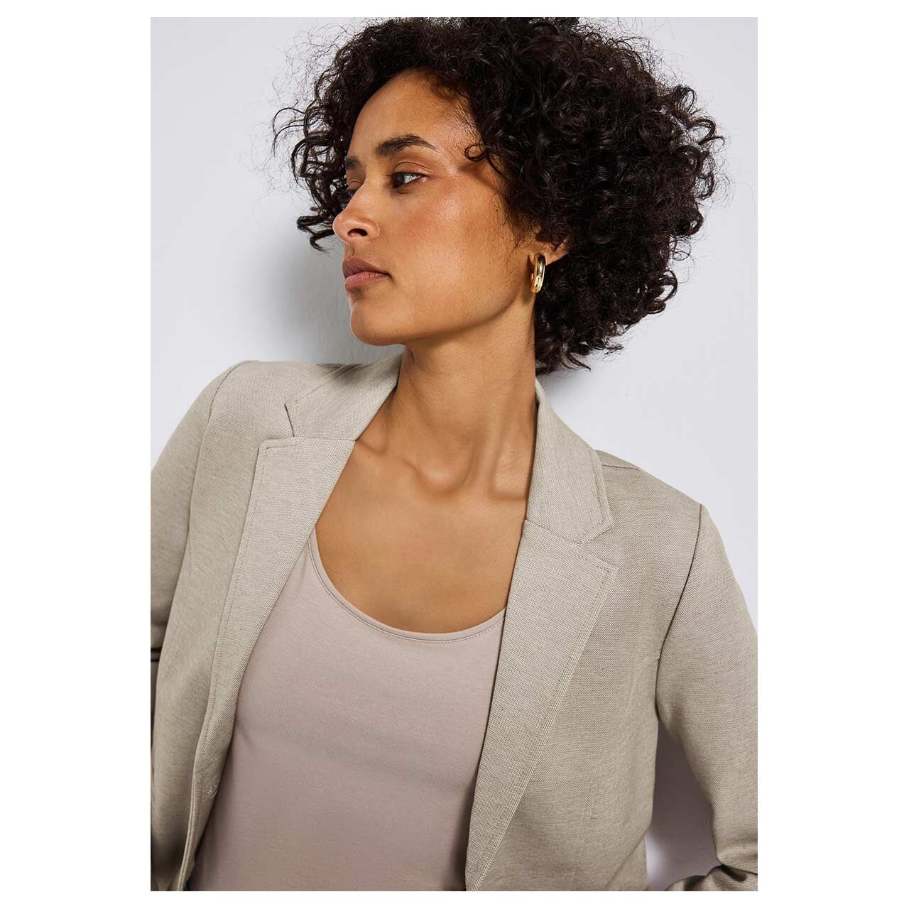 Damen Blazer Basic von Street One in Beige meliert, Detailansicht Oberkörper am Model