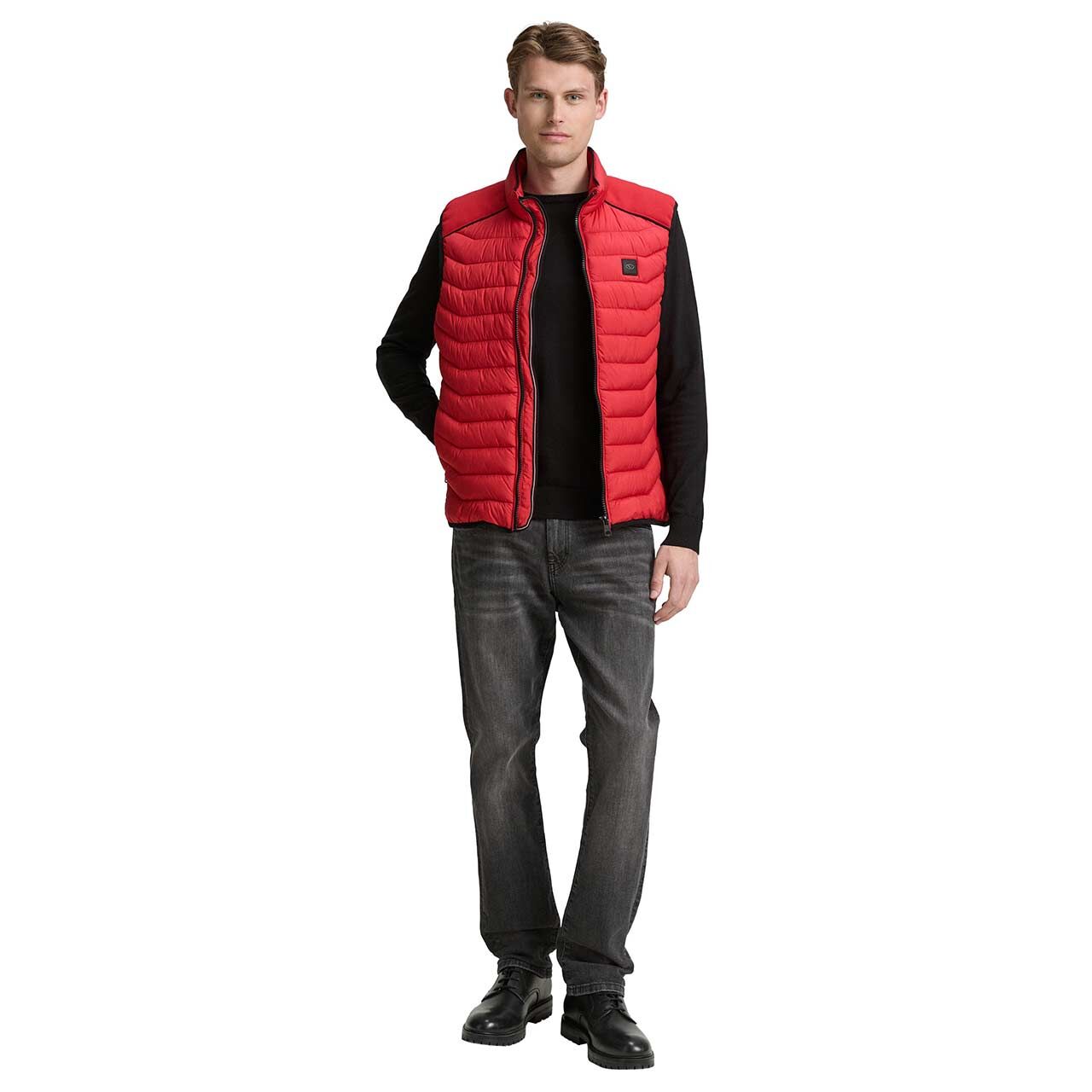 Herren Weste Hybrid Vest von Tom Tailor in Rot, Ganzkörperansicht am Modell