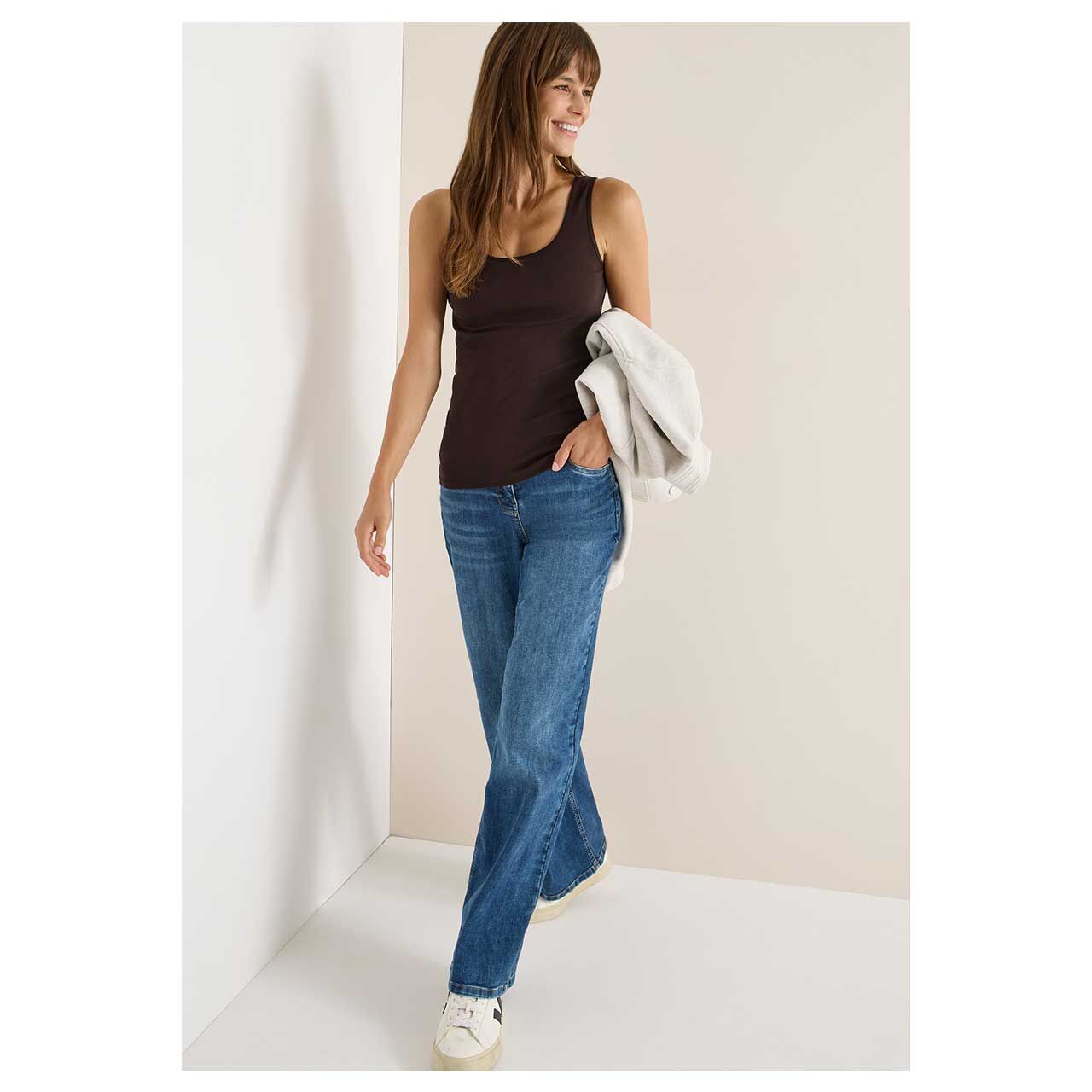 Damen Top Linda von Cecil in Dunkelbraun, Ganzkörperansicht vom Model