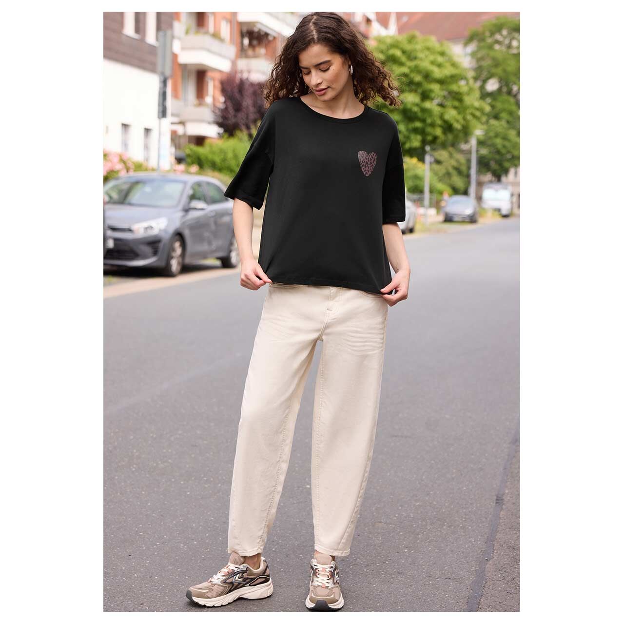 Damen T-Shirt Printed Leo Heart von Street One Studio in Schwarz mit Print, Ganzkörperansicht stehend am Model