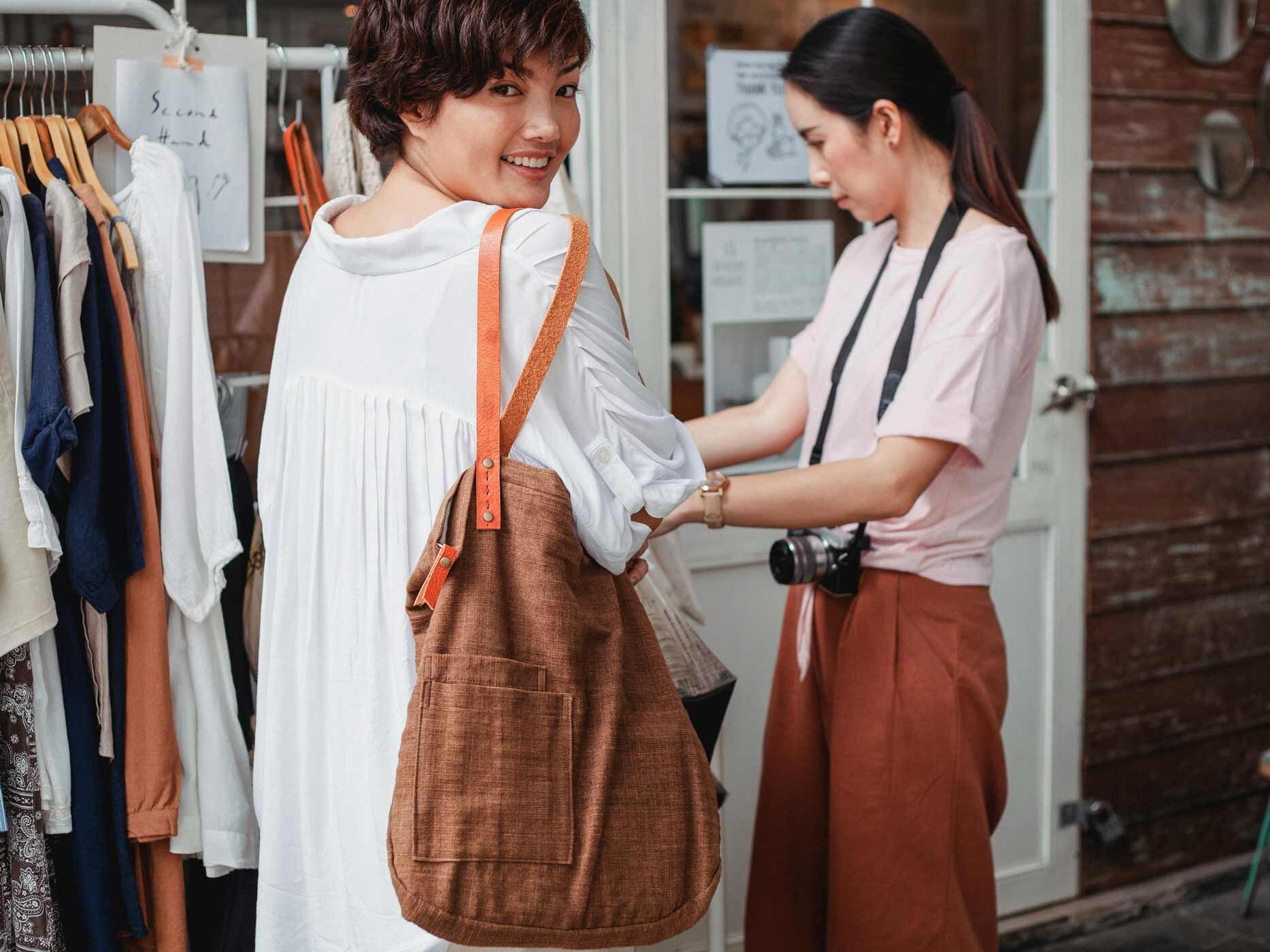 Zwei Frauen beim Einkaufen, eine trägt einen großen Shopper