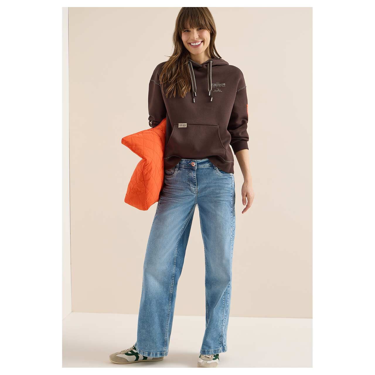 Damen Hoodie Sweatshirt Deco Stitchings von Cecil in Dunkelbraun, Ganzkörperansicht am Model