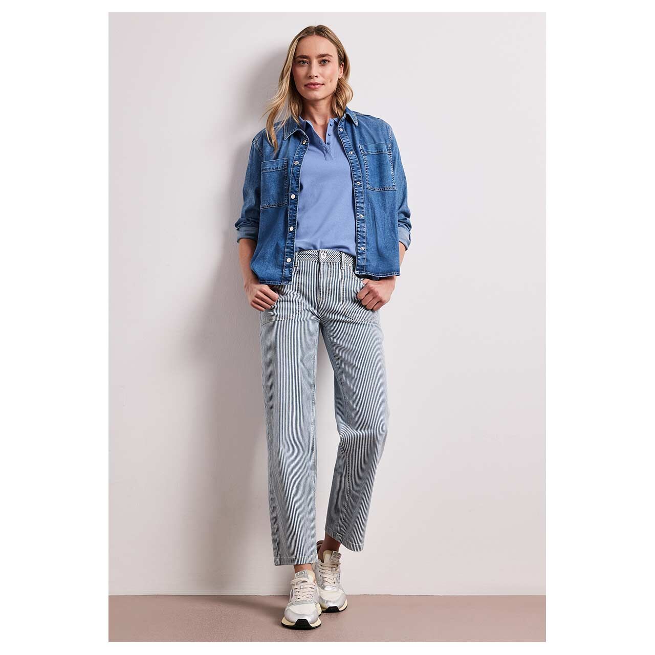 Damen T-Shirt Rib Polo von Street One in Blau, Ganzkörperansicht am Model