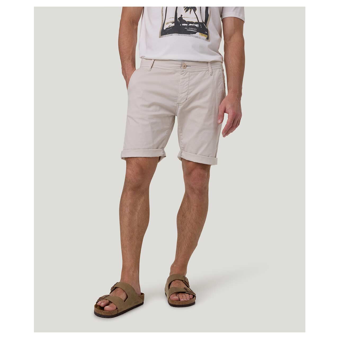 Stretch Herren Chino Baumwoll Bermuda Lenny in Beige von Pioneer, Vorderansicht am Model