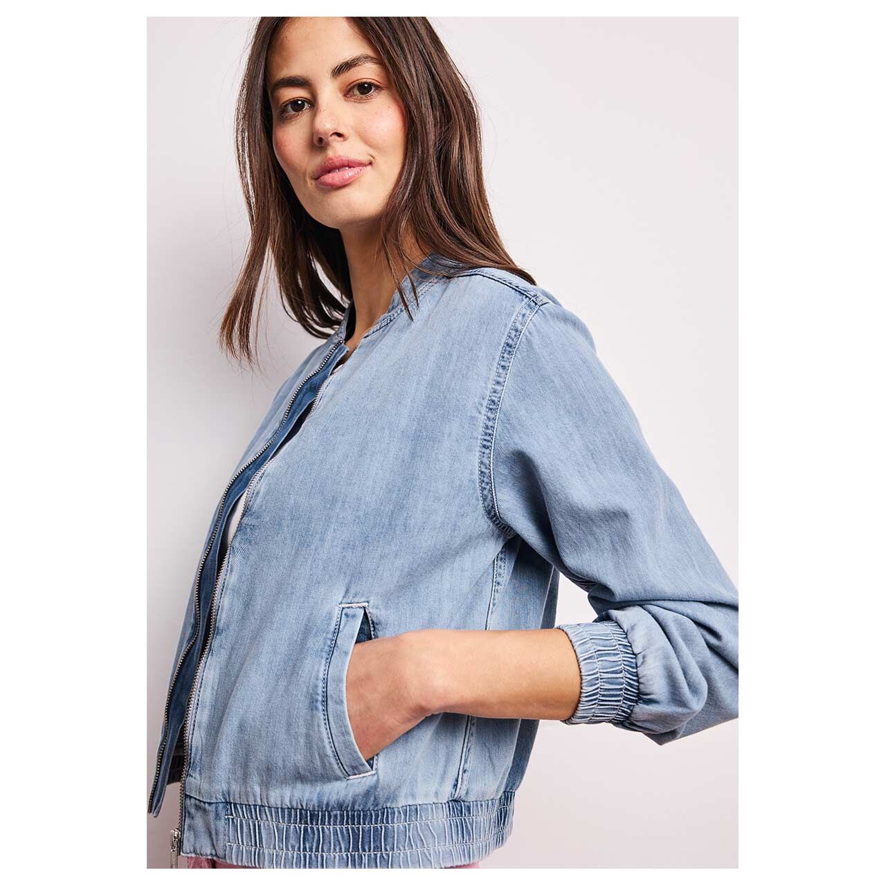 Damen Jeansjacke Bomber Jacket von Street One in Blau angewaschen, seitliche Vorderansicht am Model