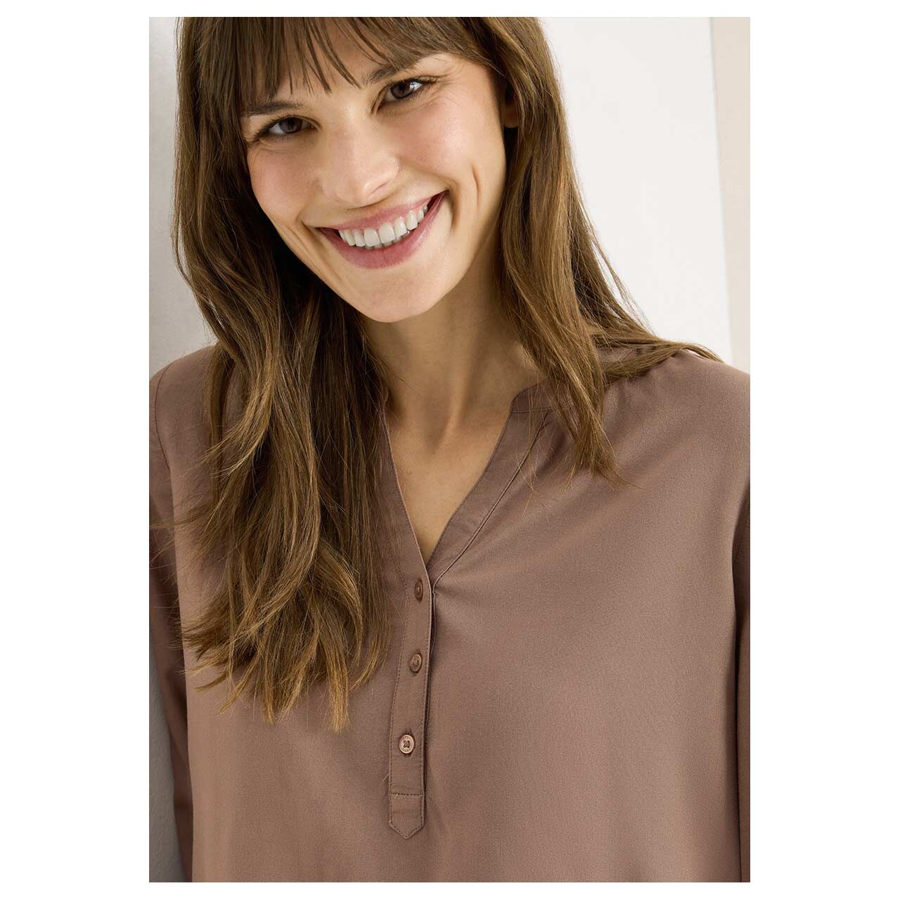 Damen Langarm Bluse Solid von Cecil in Braun, Detailansicht am Model