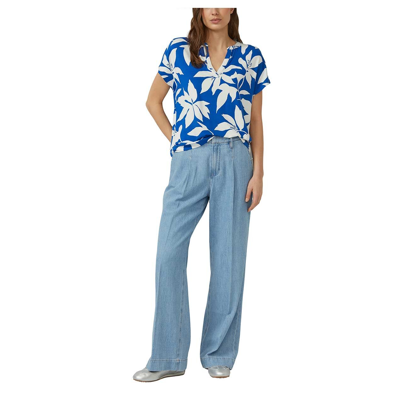 s. Oliver Damen T-Shirt in Blau mit Print mit der Farbnummer 56A2, Ganzkörperansicht am Model